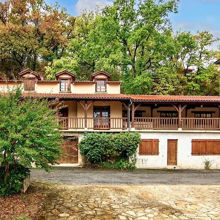 Confortable à Avec Piscine Privée
